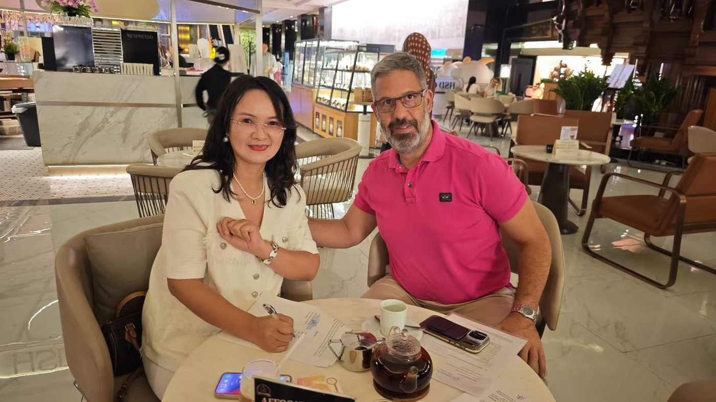 希腊吉罗马托斯 CEO Leo 与圣马洛 CEO 凌超女士在广州会面合影